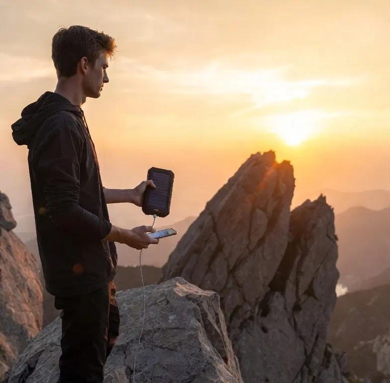Solar Power Bank beim Wandern